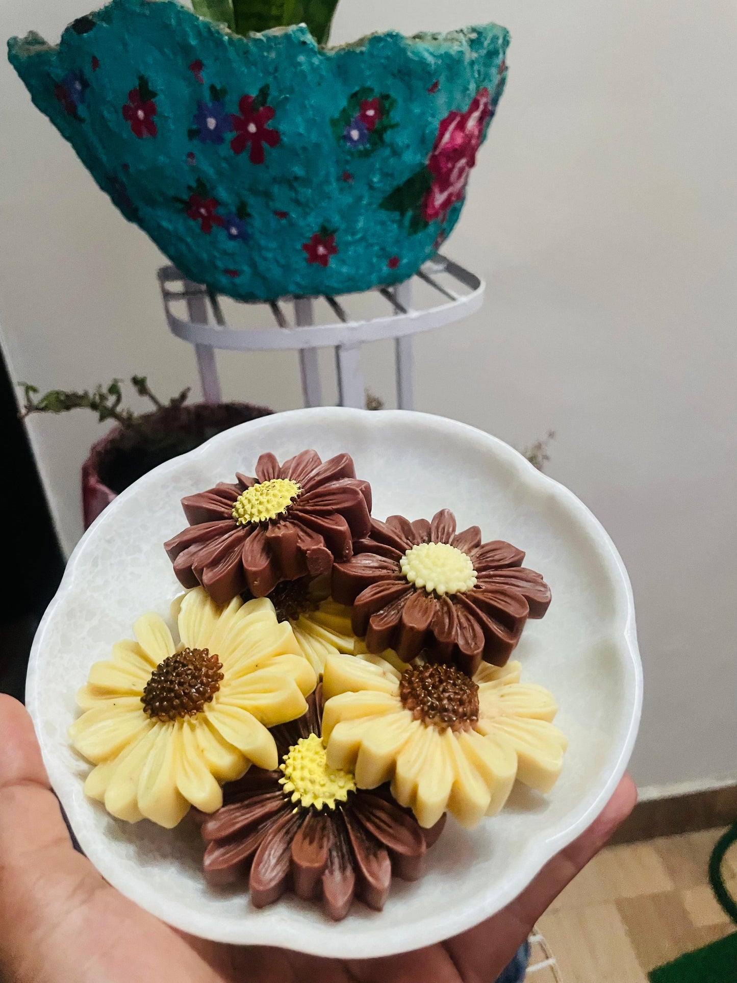 Floating daisy candle
