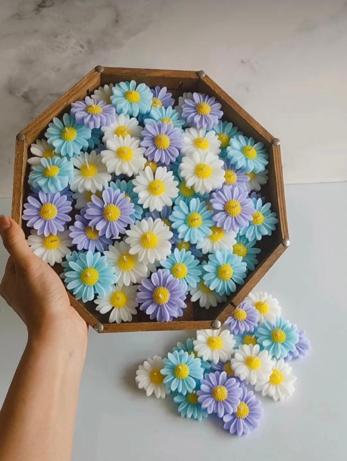 Floating daisy candle
