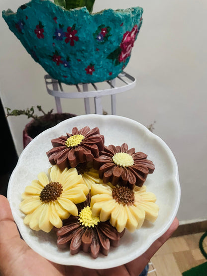 Floating daisy candle